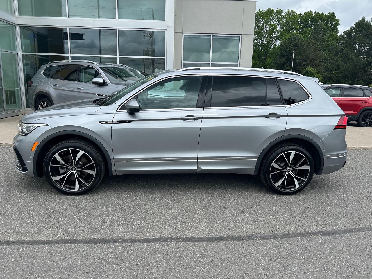 2024 Volkswagen Tiguan Highline R-LINE 4dr All-wheel Drive 4MOTION Photo