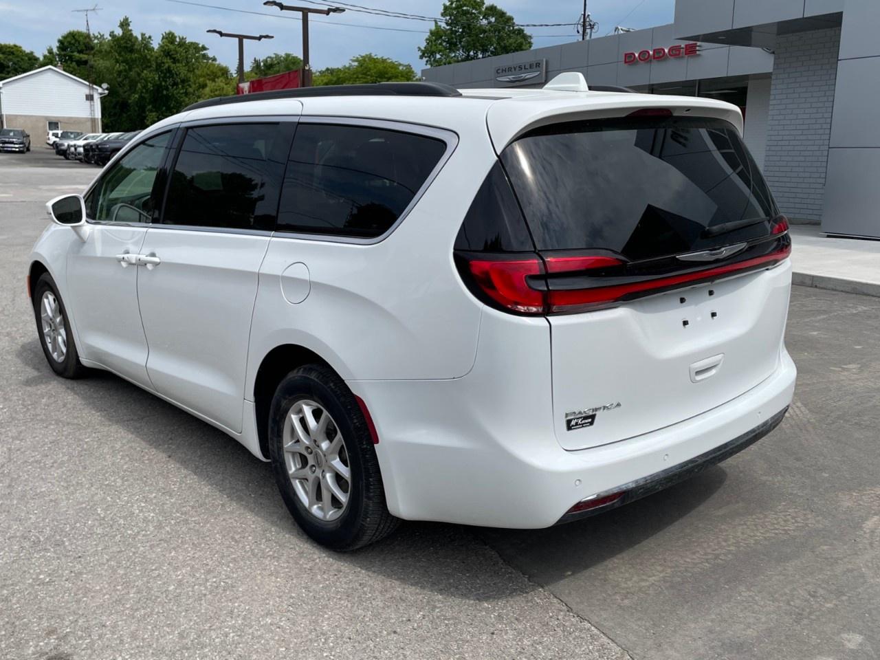 2022 Chrysler Pacifica Touring L FWD Photo