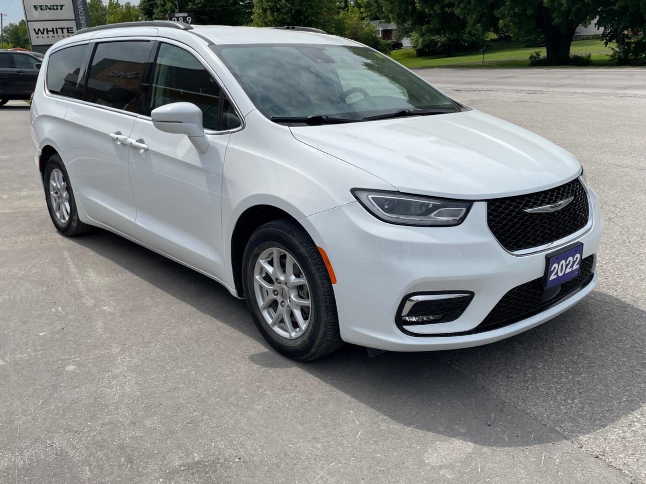 2022 Chrysler Pacifica Touring L FWD Photo2