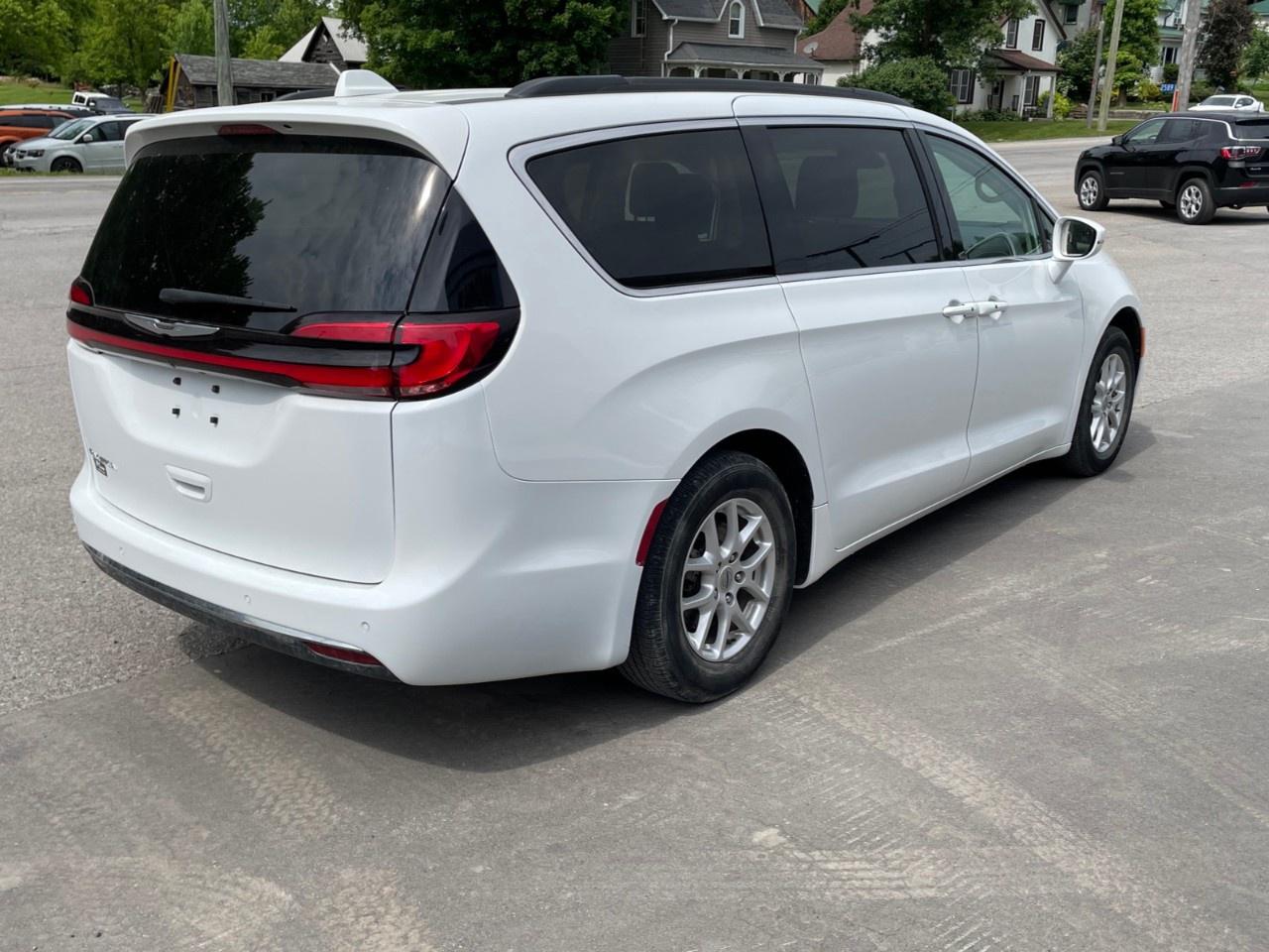 2022 Chrysler Pacifica Touring L FWD Photo3