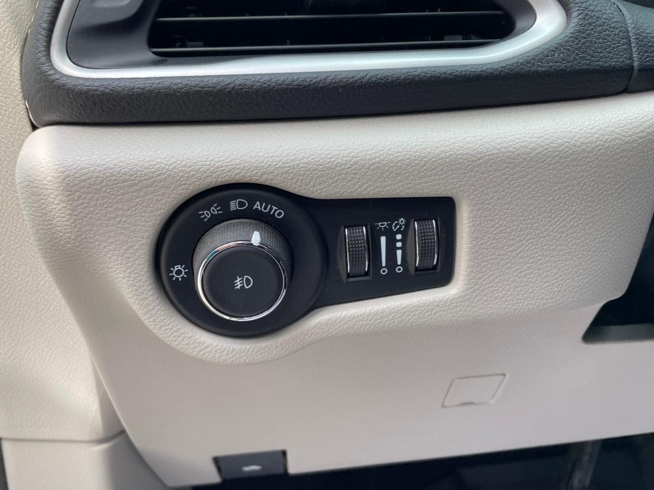 2022 Chrysler Pacifica Touring L FWD Photo