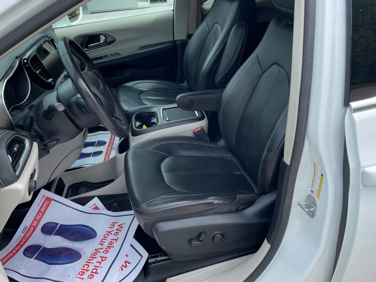 2022 Chrysler Pacifica Touring L FWD Photo