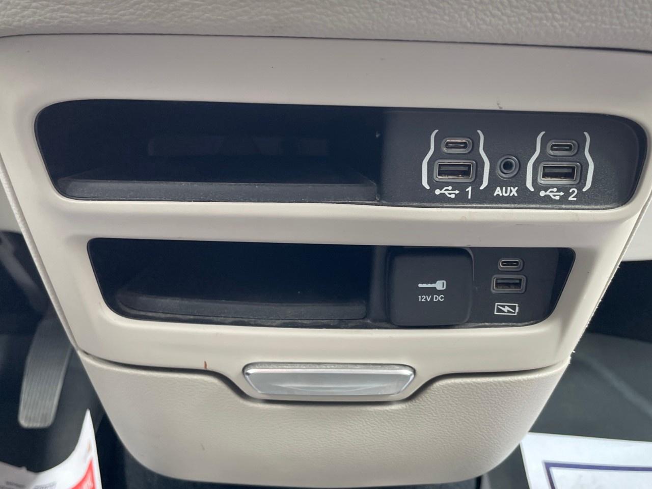 2022 Chrysler Pacifica Touring L FWD Photo