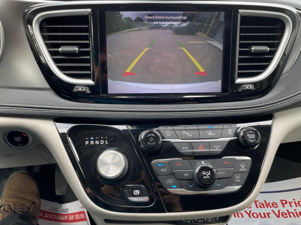 2022 Chrysler Pacifica Touring L FWD Photo