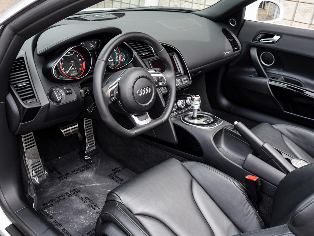 2011 Audi R8 5.2 (R tronic) 2dr All-Wheel Drive quattro Spyder Photo