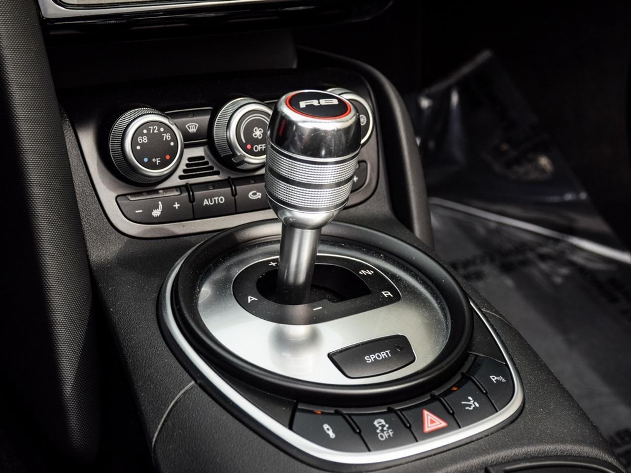 2011 Audi R8 5.2 (R tronic) 2dr All-Wheel Drive quattro Spyder Photo