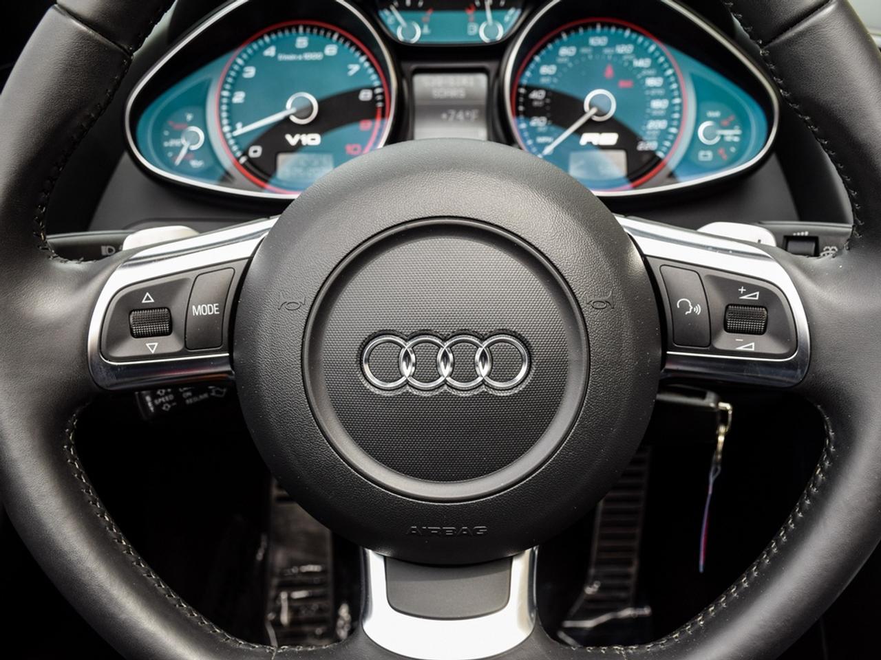 2011 Audi R8 5.2 (R tronic) 2dr All-Wheel Drive quattro Spyder Photo