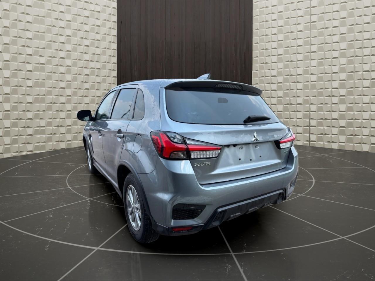 2022 Mitsubishi RVR SE 4dr AWC Photo4