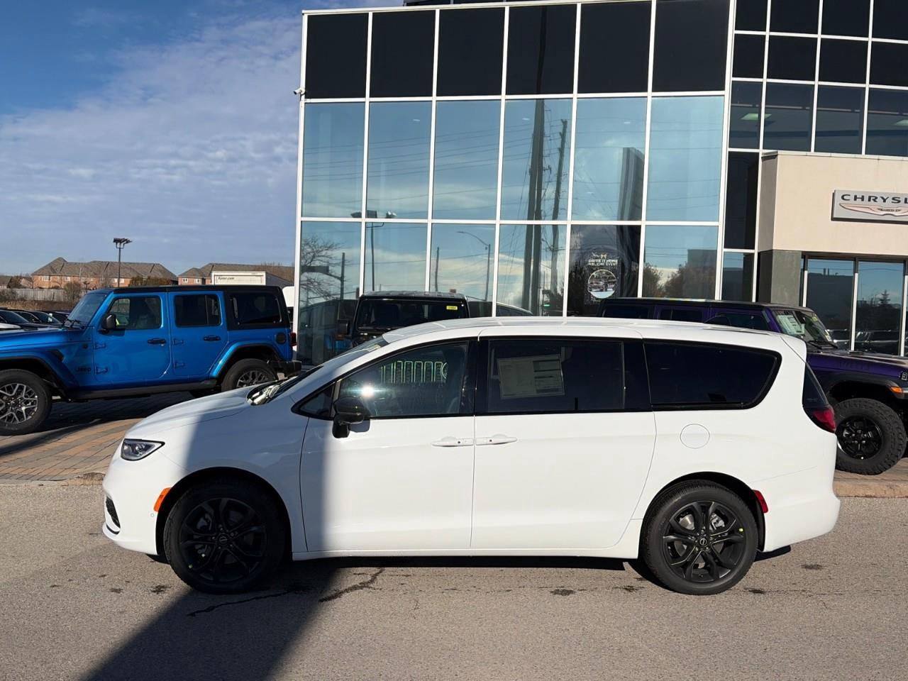 2026 Chrysler Pacifica Select All-Wheel Drive Passenger Van Photo2
