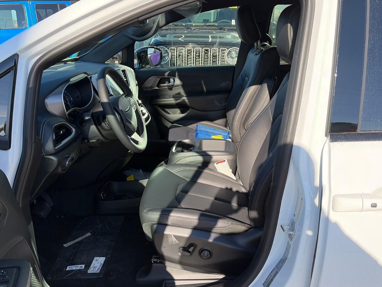 2026 Chrysler Pacifica Select All-Wheel Drive Passenger Van Photo