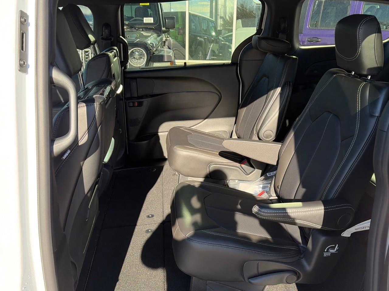 2026 Chrysler Pacifica Select All-Wheel Drive Passenger Van Photo