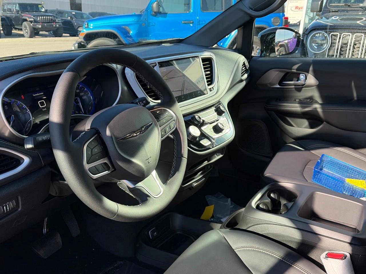 2026 Chrysler Pacifica Select All-Wheel Drive Passenger Van Photo