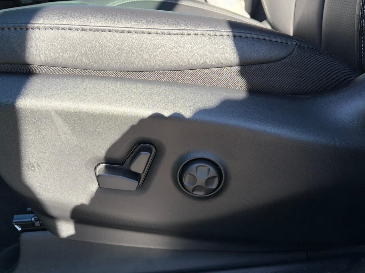 2026 Chrysler Pacifica Select All-Wheel Drive Passenger Van Photo