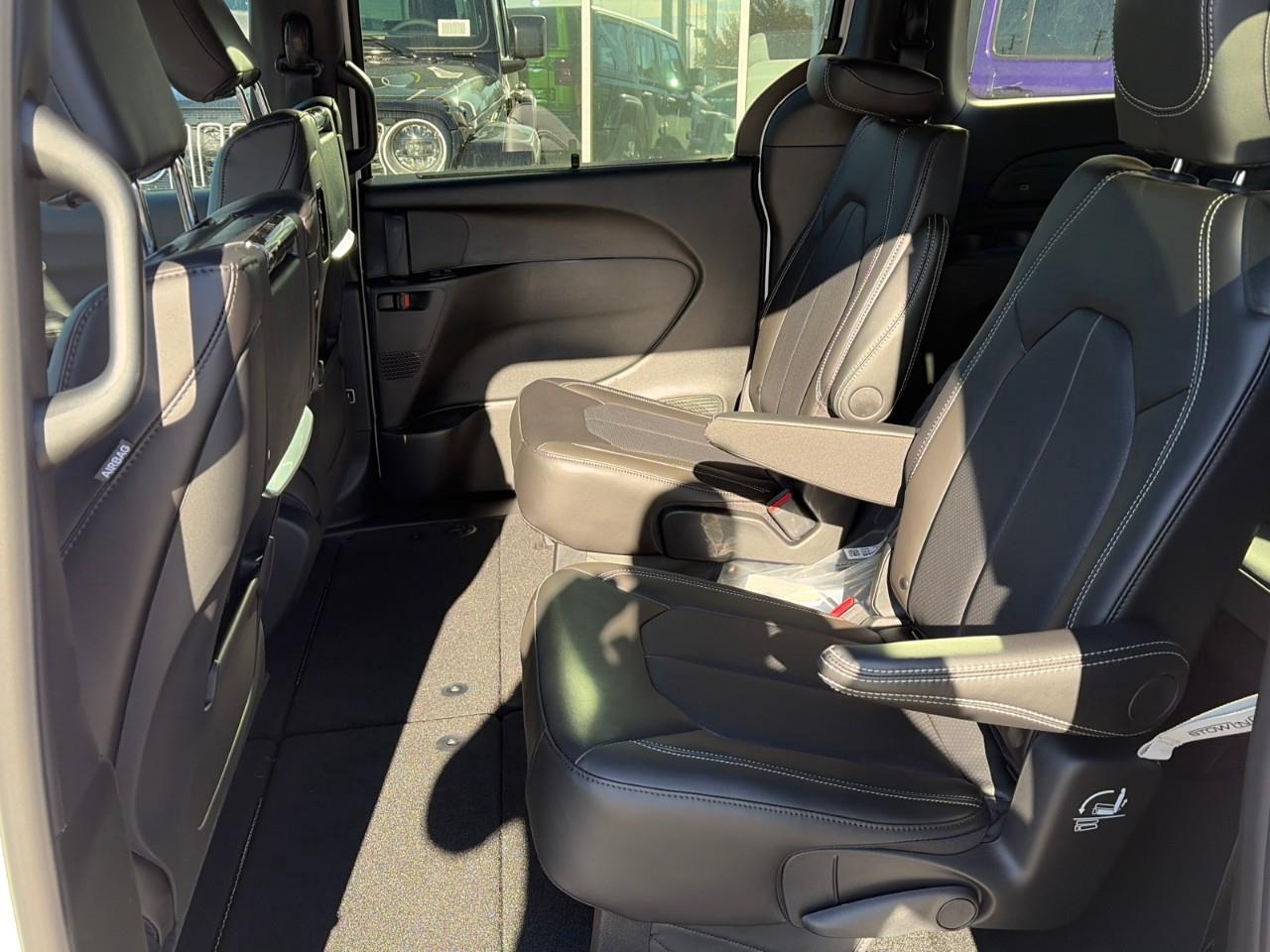 2026 Chrysler Pacifica Select All-Wheel Drive Passenger Van Photo