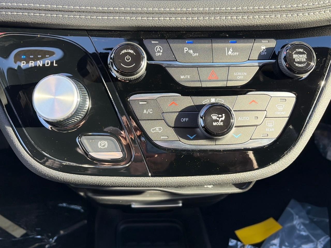 2026 Chrysler Pacifica Select All-Wheel Drive Passenger Van Photo