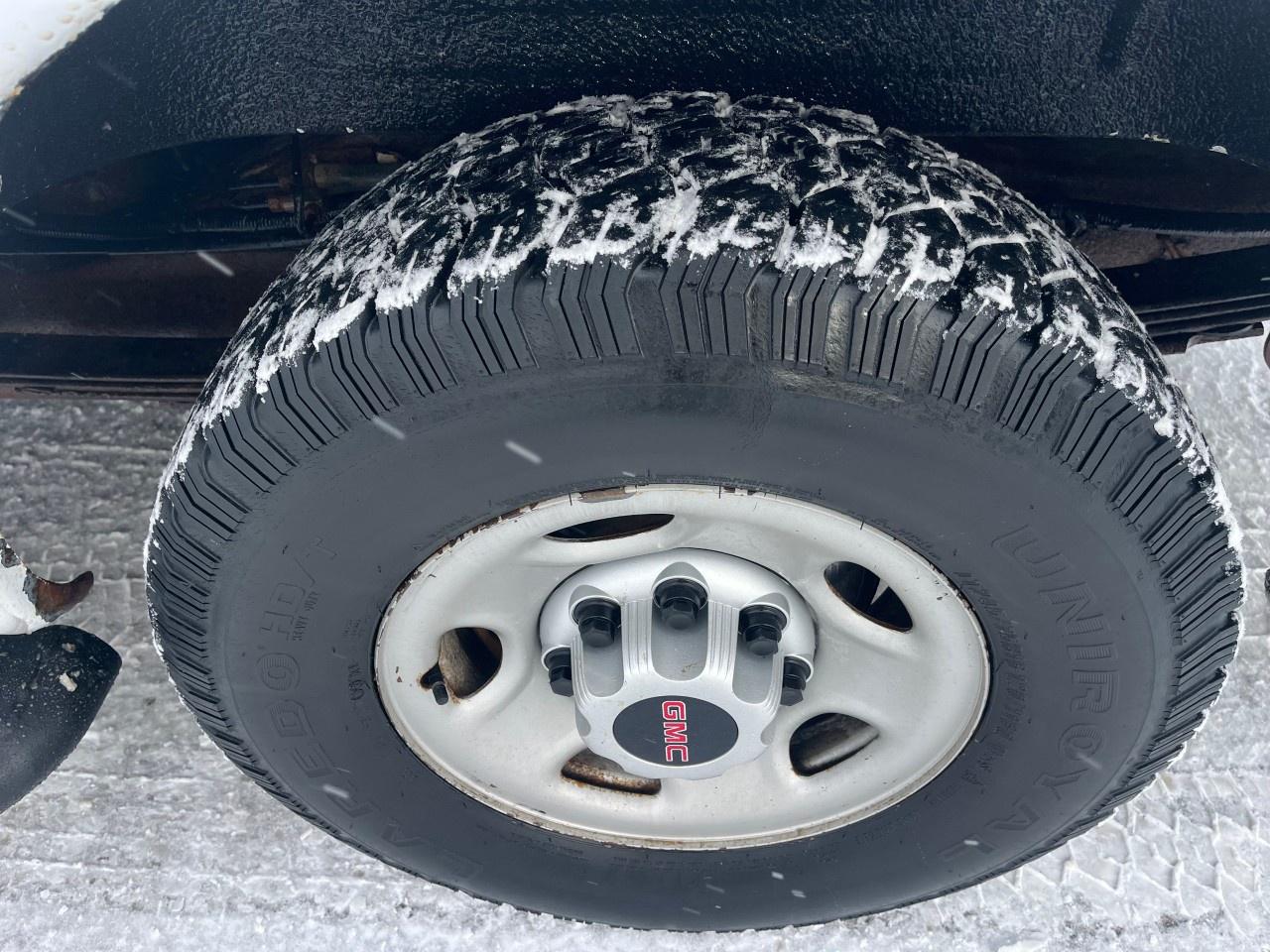 2017 GMC Savana Cargo Van 2500 Regular Wheelbase Rear-Wheel Drive Photo2