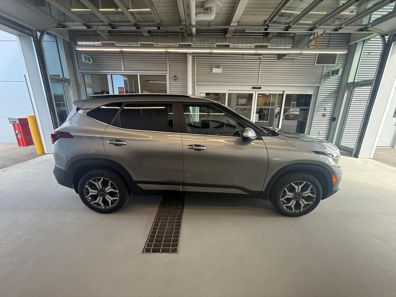 2023 Kia Seltos EX Premium 4dr All-Wheel Drive Photo3