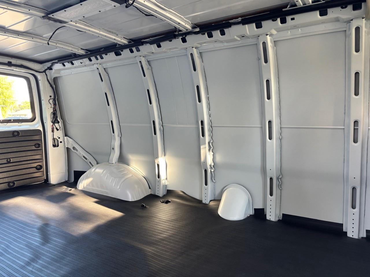 2025 GMC Savana Cargo Van 2500 Extended Wheelbase Rear-Wheel Drive Photo