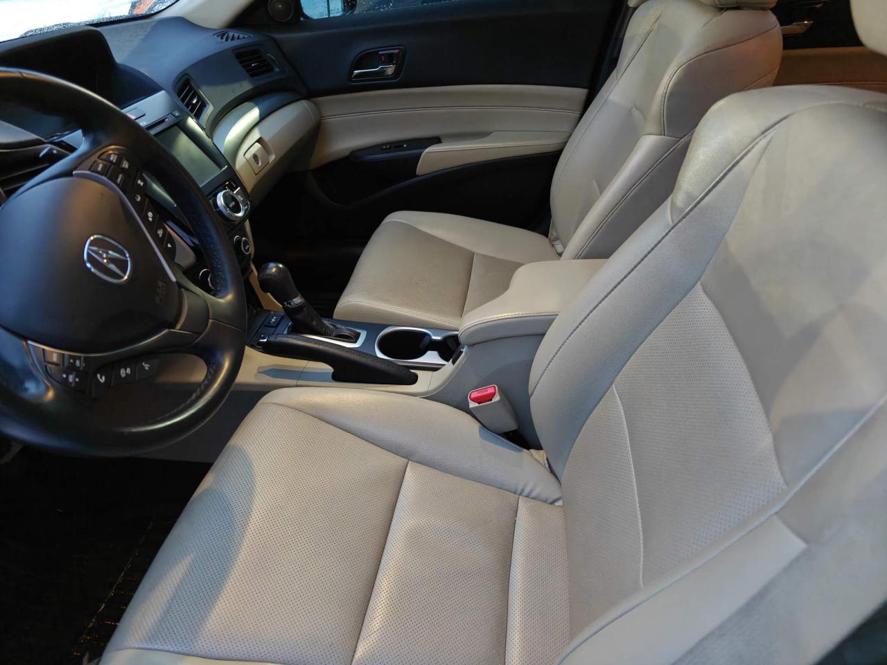 2016 Acura ILX Base w/Premium Package (A8) 4dr Sedan Photo