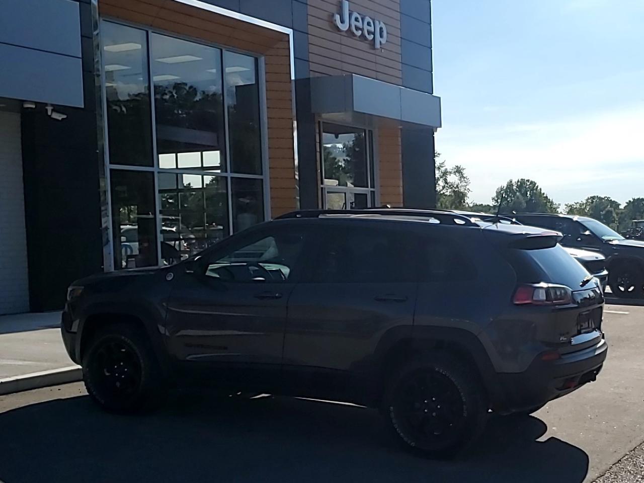 2023 Jeep Cherokee Trailhawk 4X4 Photo2