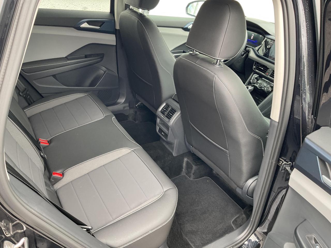 2024 Volkswagen Taos Comfortline 4dr All-Wheel Drive 4MOTION Photo