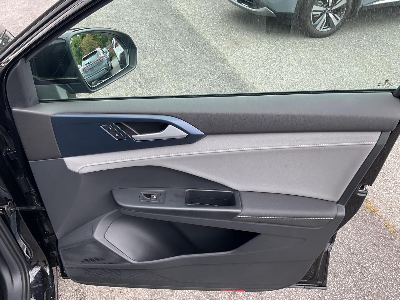 2024 Volkswagen Taos Comfortline 4dr All-Wheel Drive 4MOTION Photo