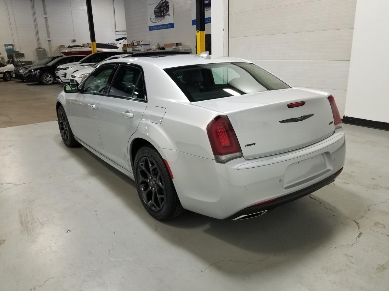2023 Chrysler 300 Touring-L 4dr All-Wheel Drive Sedan Photo4