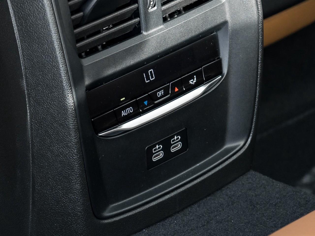 2025 BMW 330 i xDrive 4dr All-Wheel Drive Sedan Photo