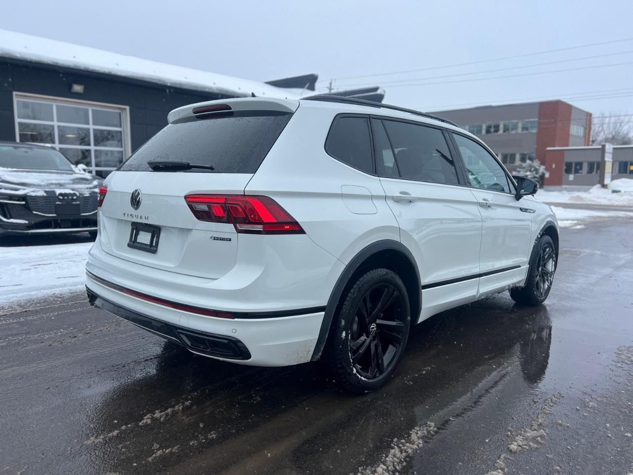 2023 Volkswagen Tiguan Comfortline R-Line Black Edition 4MOTION Photo