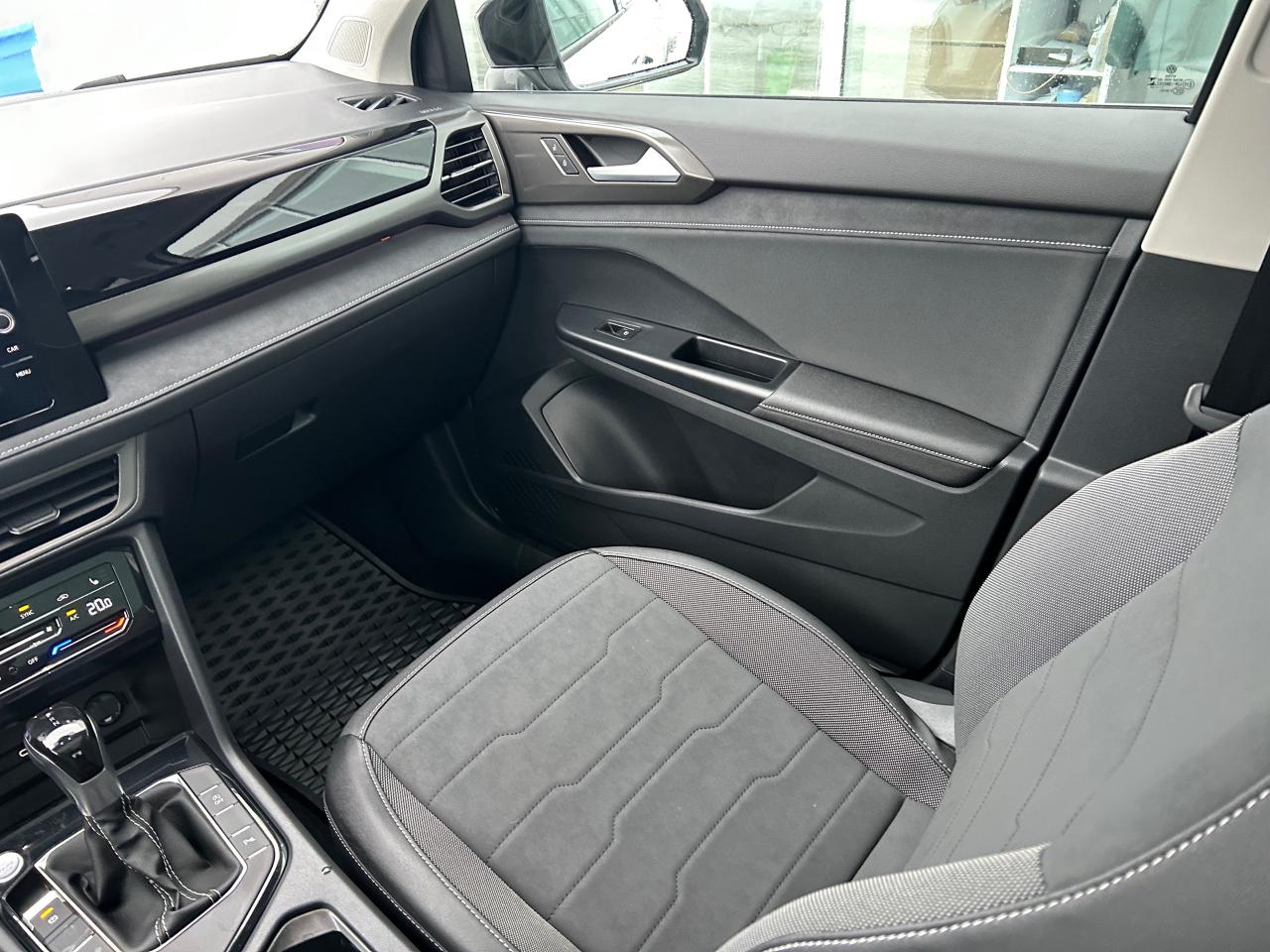 2025 Volkswagen Taos Comfortline Black Edition 4dr All-Wheel Drive 4MOTION Photo