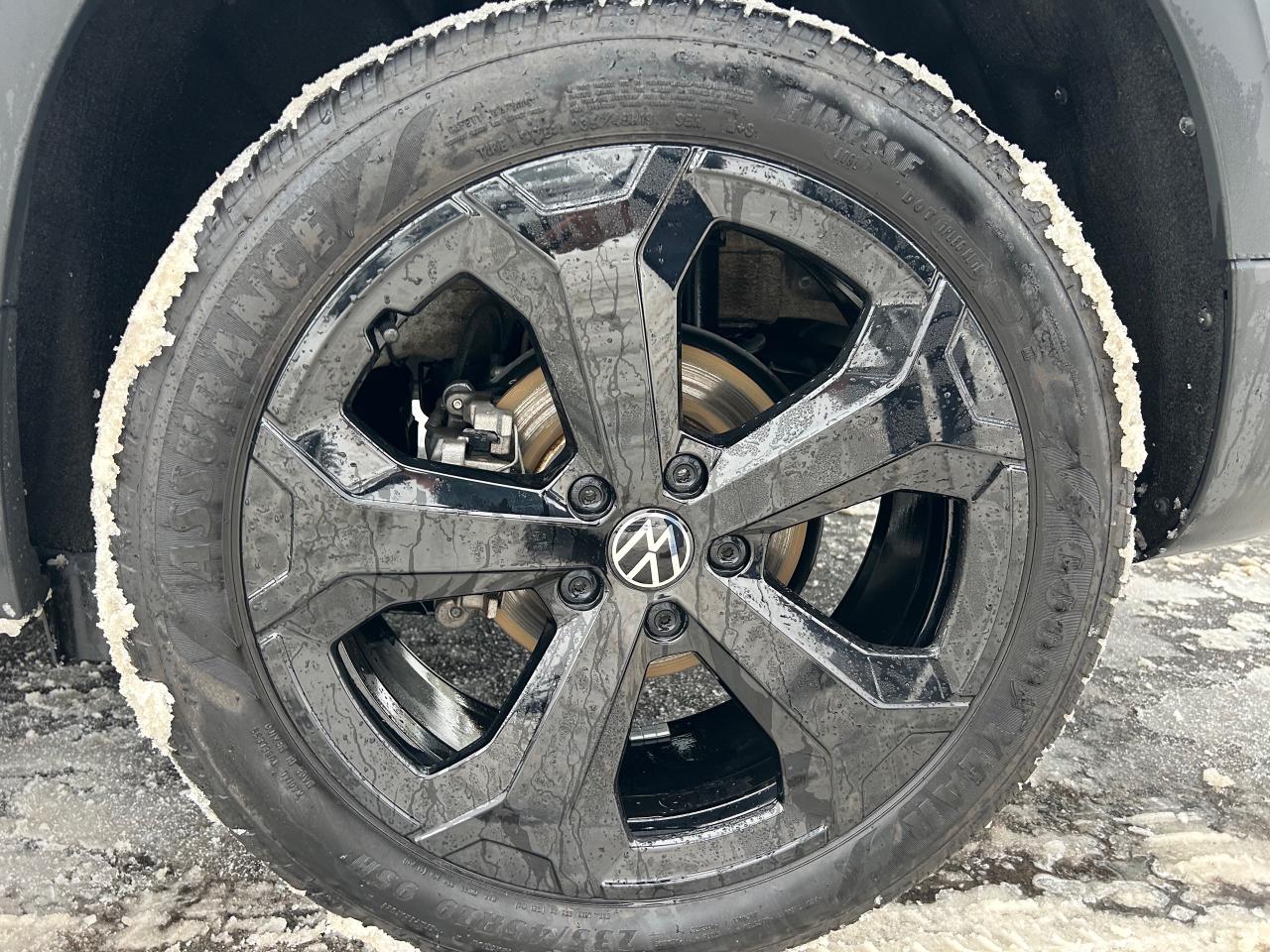 2025 Volkswagen Taos Comfortline Black Edition 4dr All-Wheel Drive 4MOTION Photo