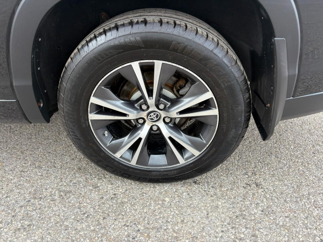 2017 Toyota Highlander LE 4dr All-wheel Drive Photo2