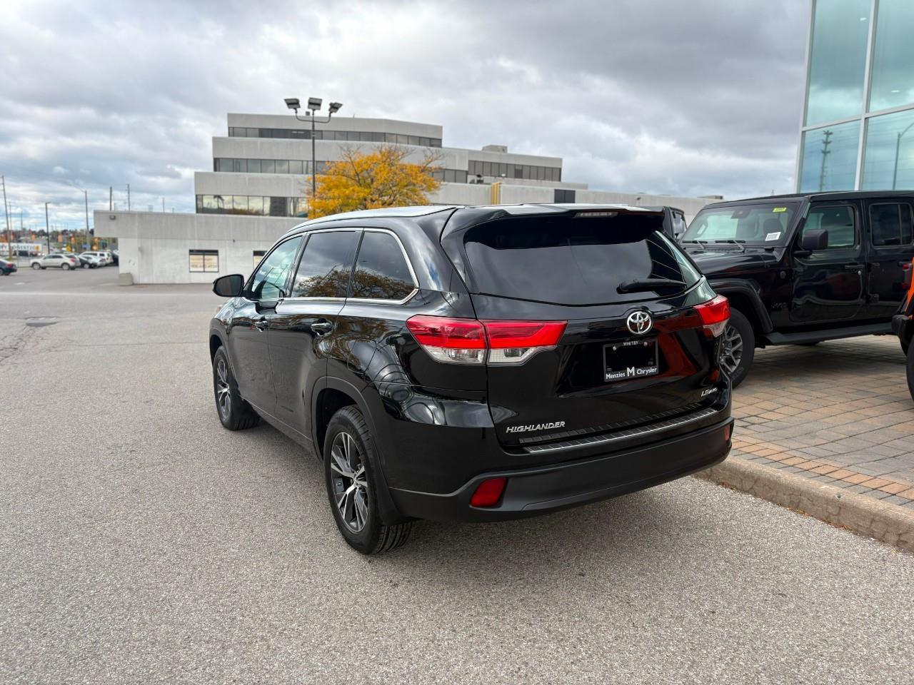 2017 Toyota Highlander LE 4dr All-wheel Drive Photo3