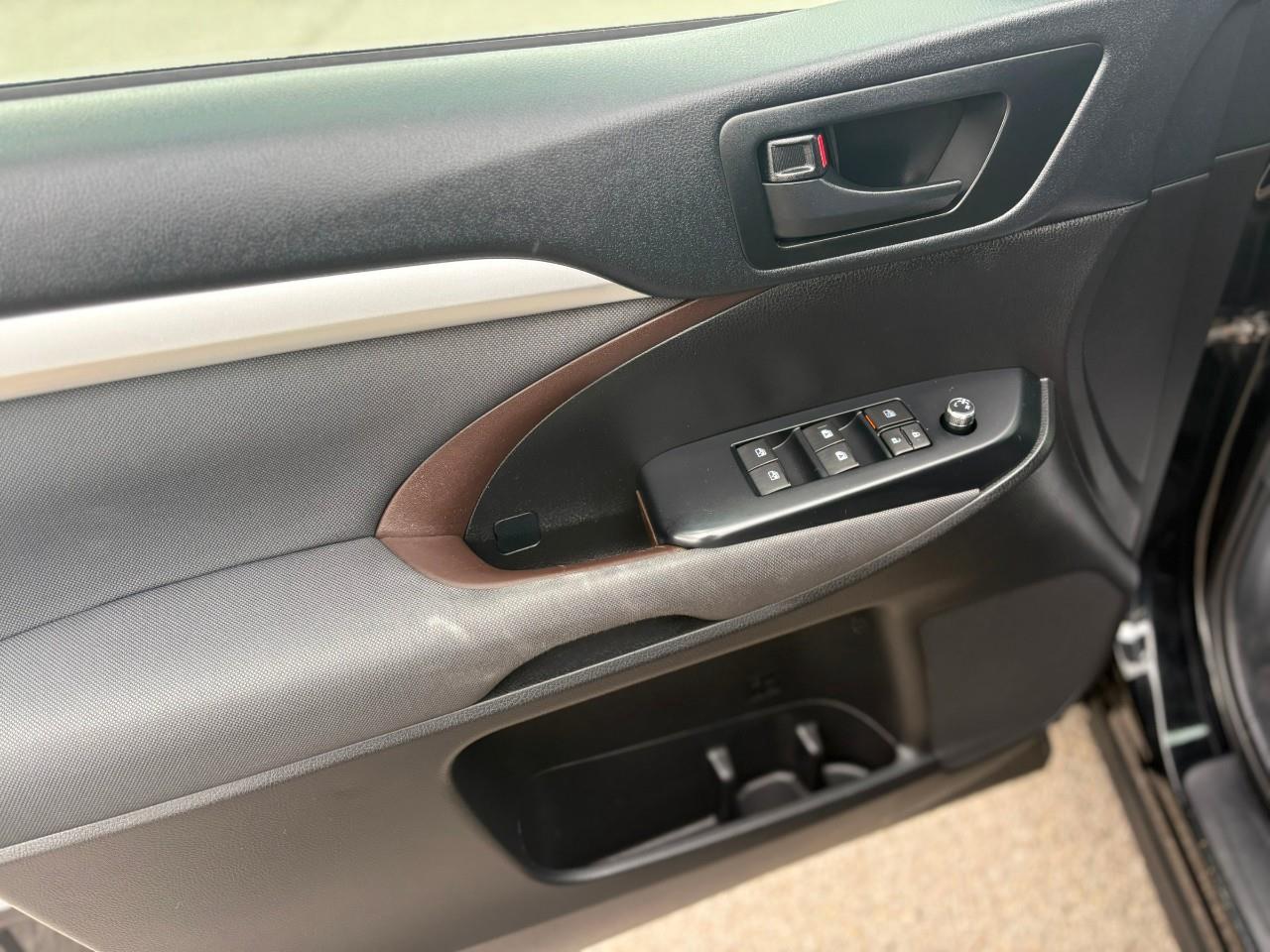 2017 Toyota Highlander LE 4dr All-wheel Drive Photo