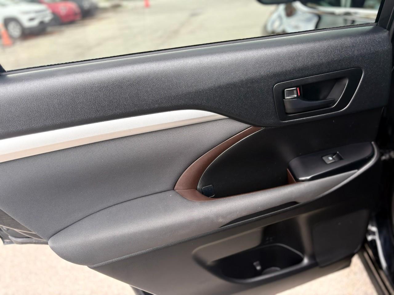 2017 Toyota Highlander LE 4dr All-wheel Drive Photo