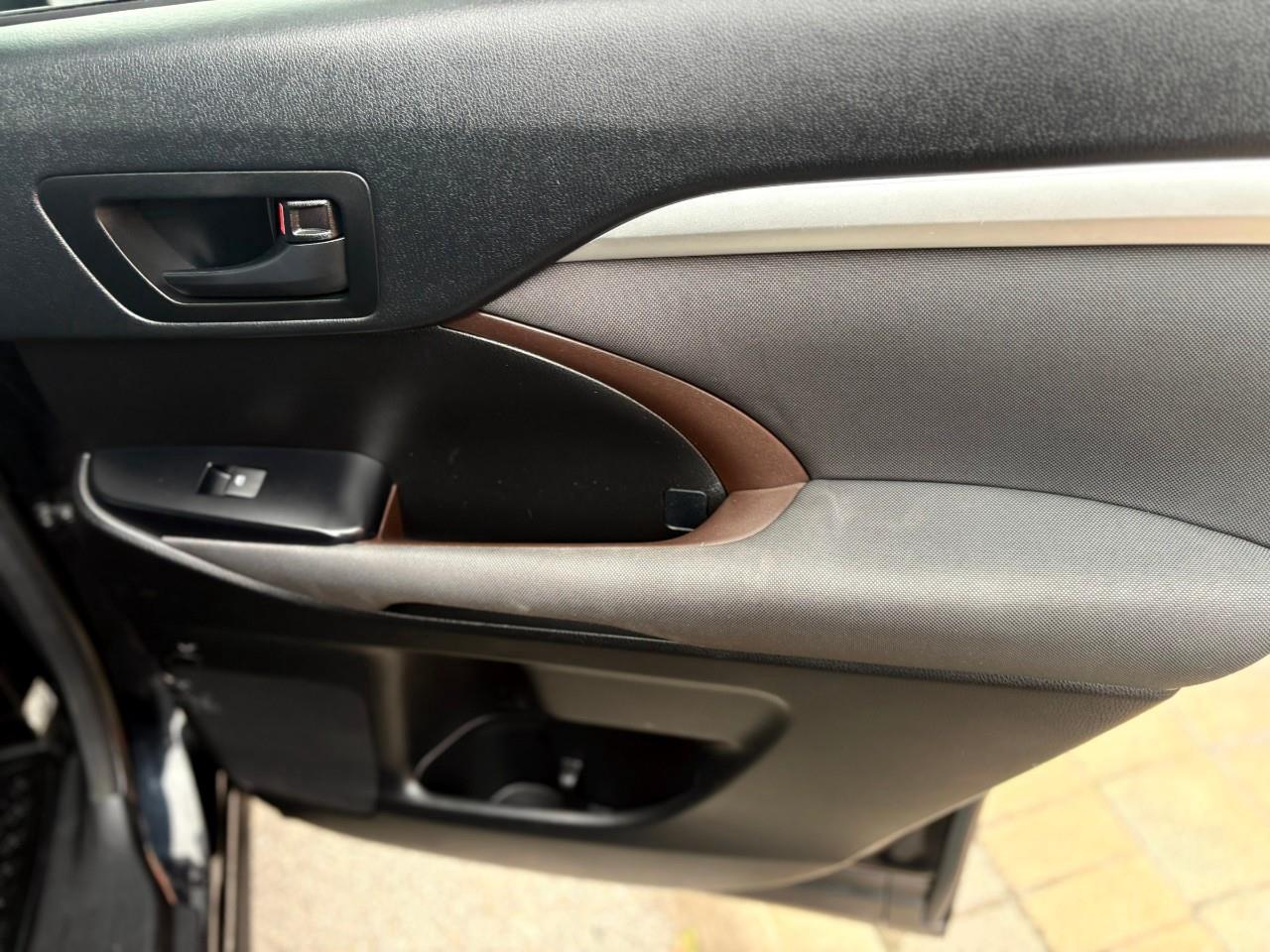 2017 Toyota Highlander LE 4dr All-wheel Drive Photo