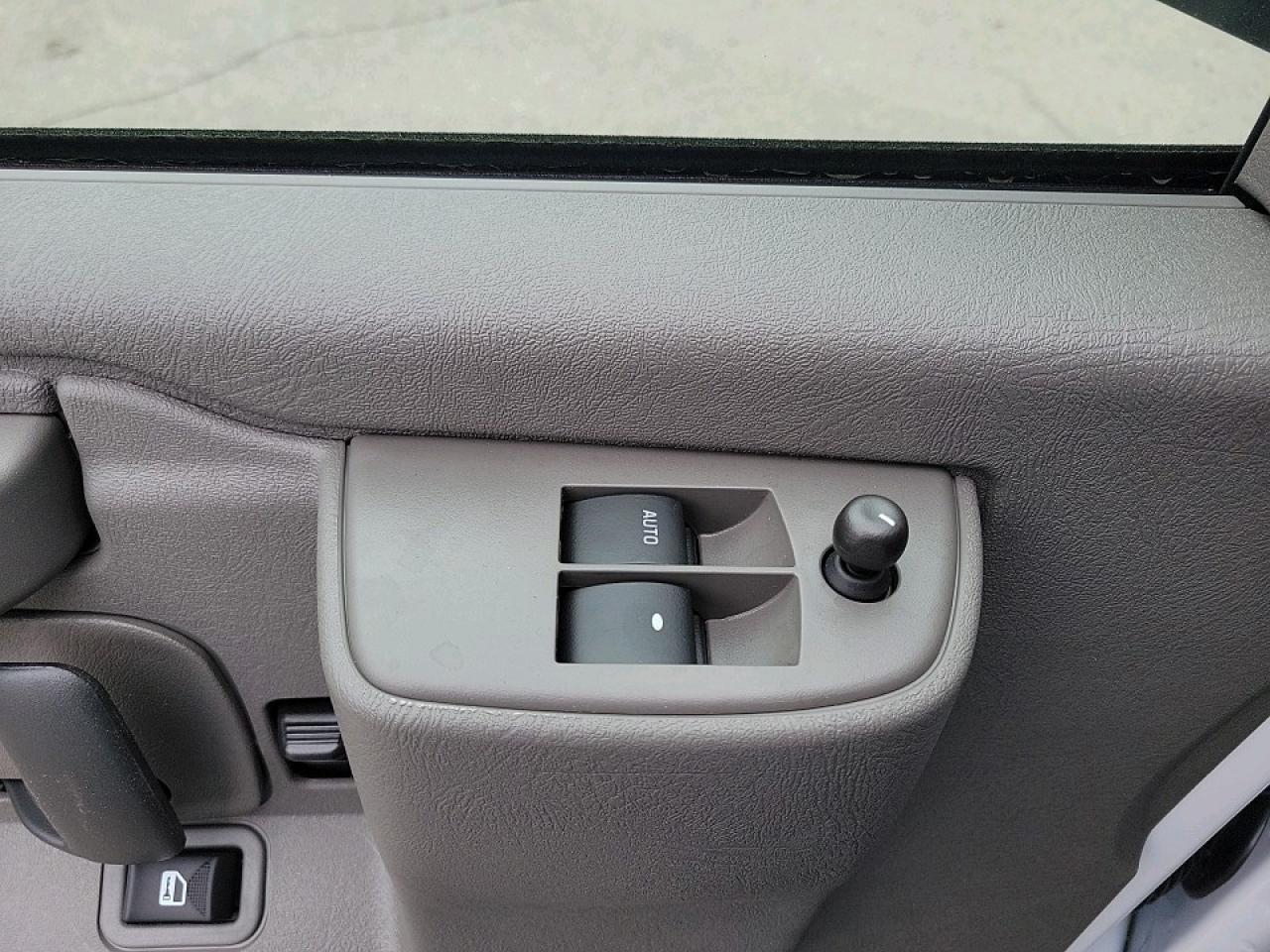 2025 GMC Savana 2500 Work Van Rear-Wheel Drive Extended Cargo Van Photo