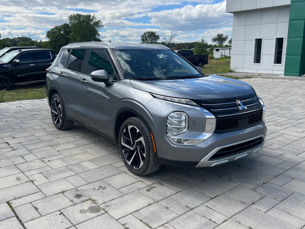 2024 Mitsubishi Outlander Plug-In Hybrid  Photo