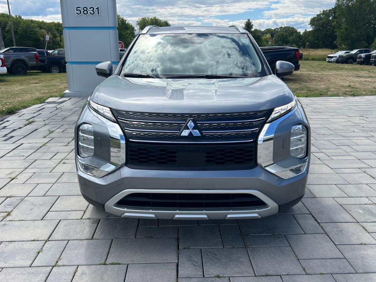 2024 Mitsubishi Outlander Plug-In Hybrid  Photo