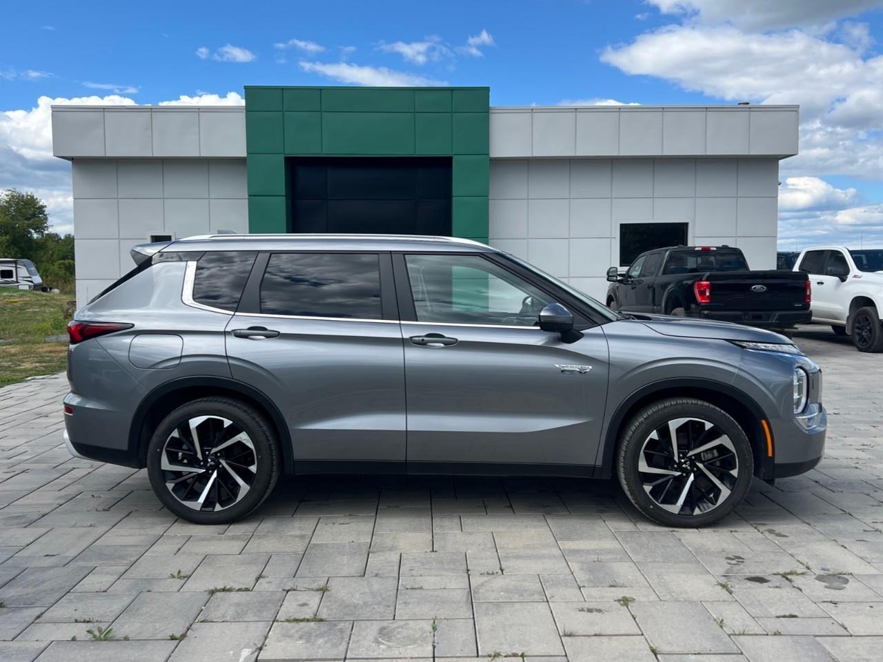 2024 Mitsubishi Outlander Plug-In Hybrid  Photo3