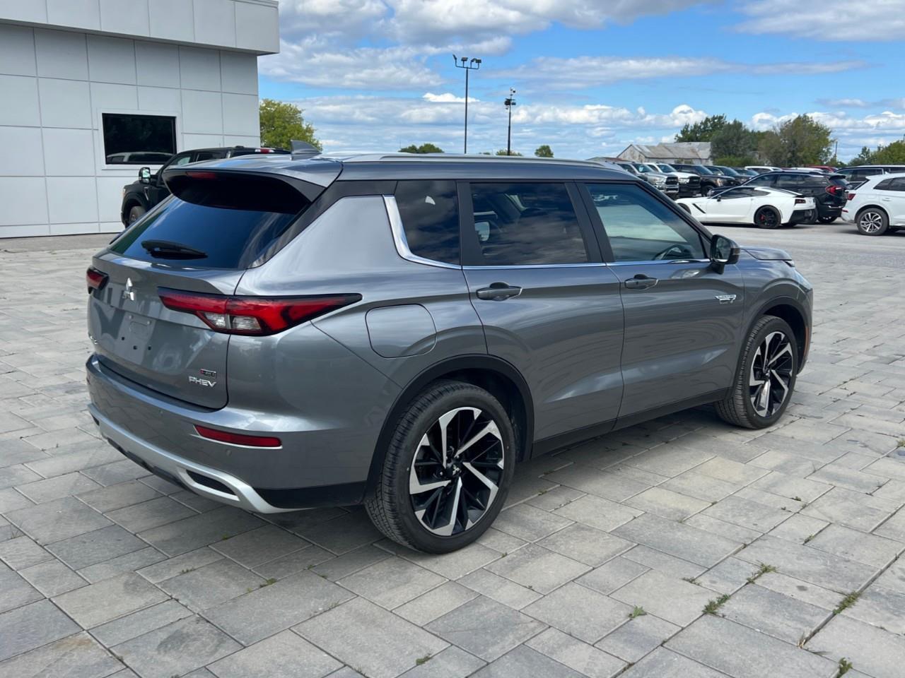 2024 Mitsubishi Outlander Plug-In Hybrid  Photo4