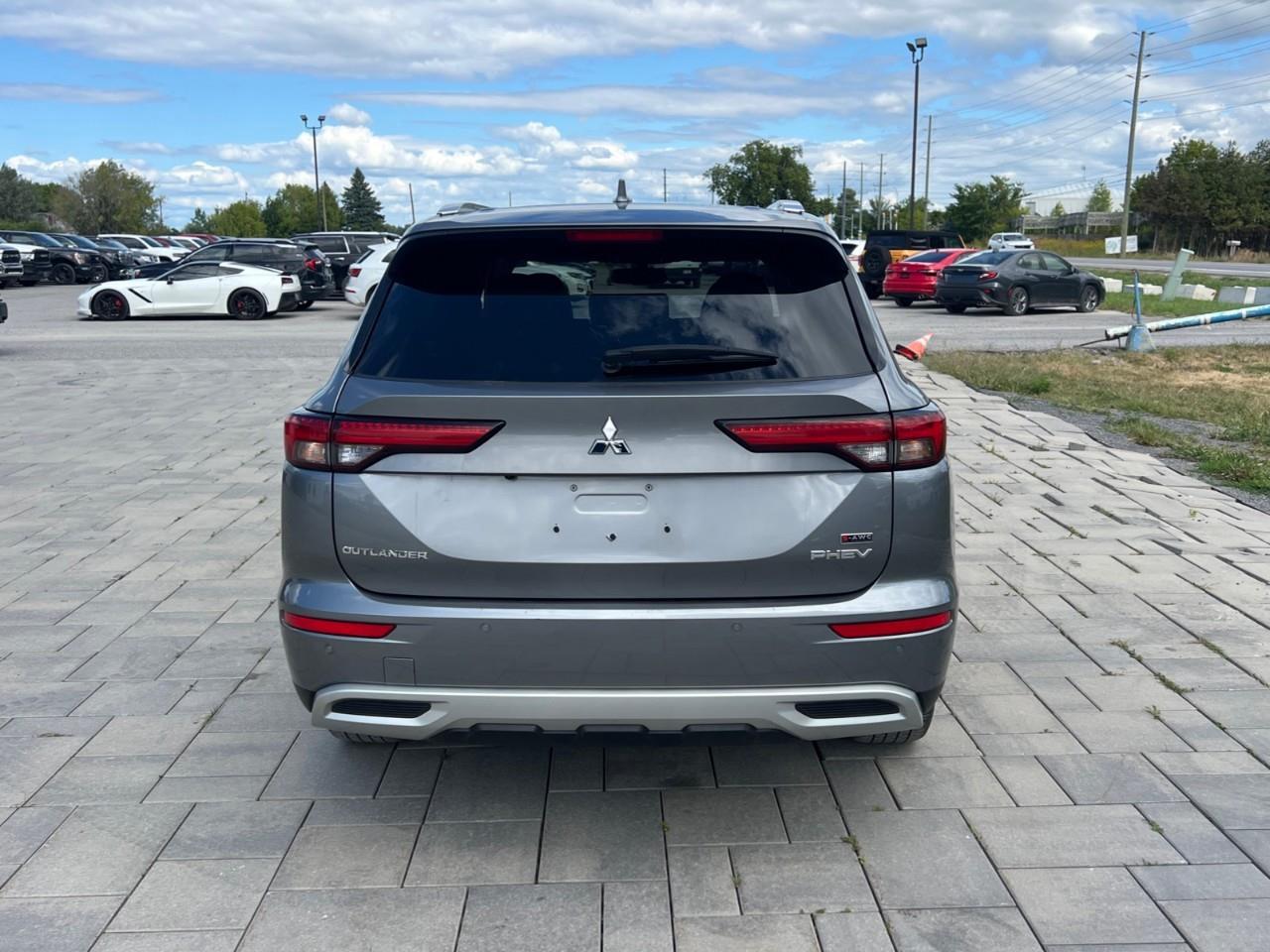 2024 Mitsubishi Outlander Plug-In Hybrid  Photo