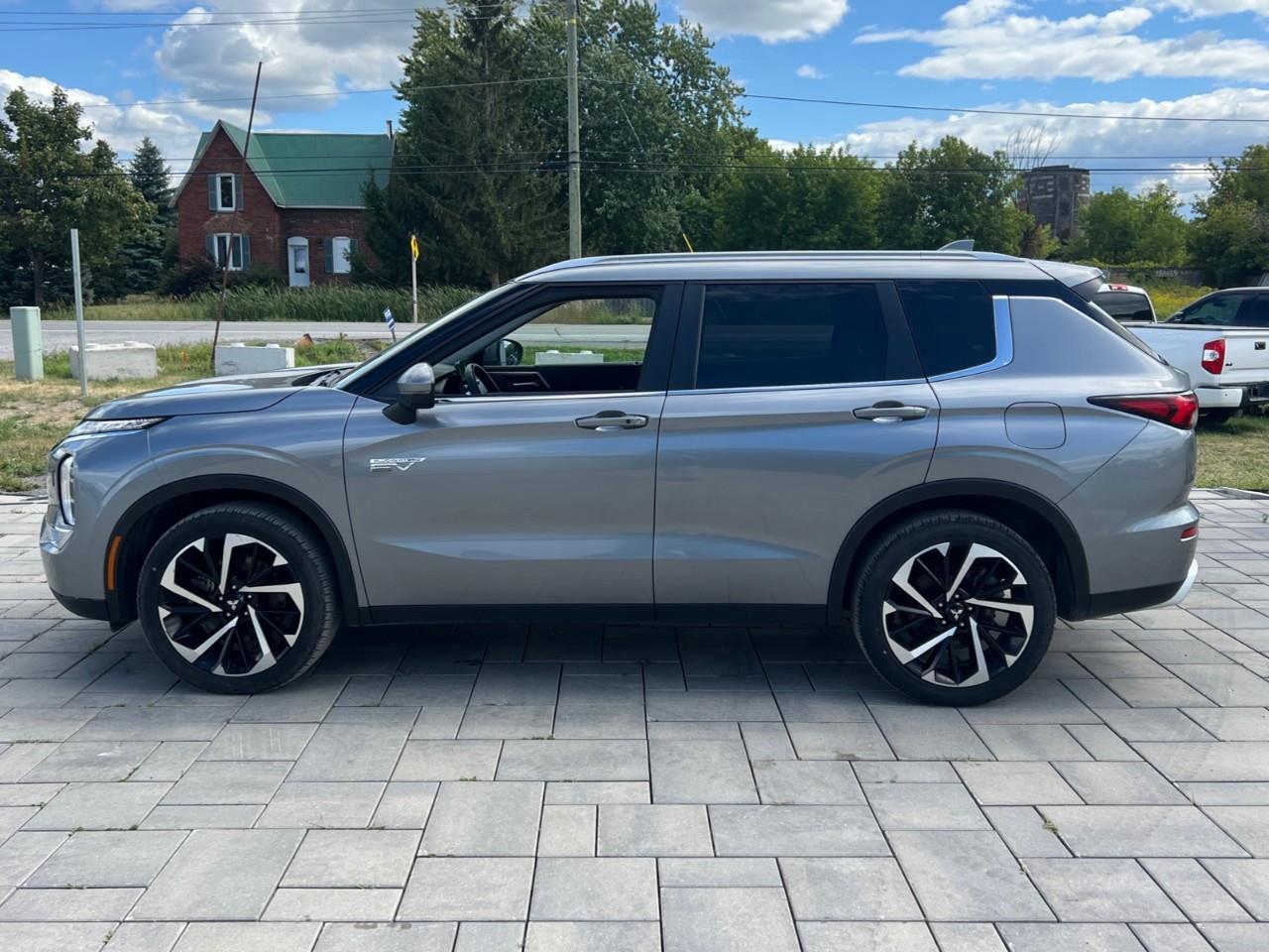 2024 Mitsubishi Outlander Plug-In Hybrid  Photo