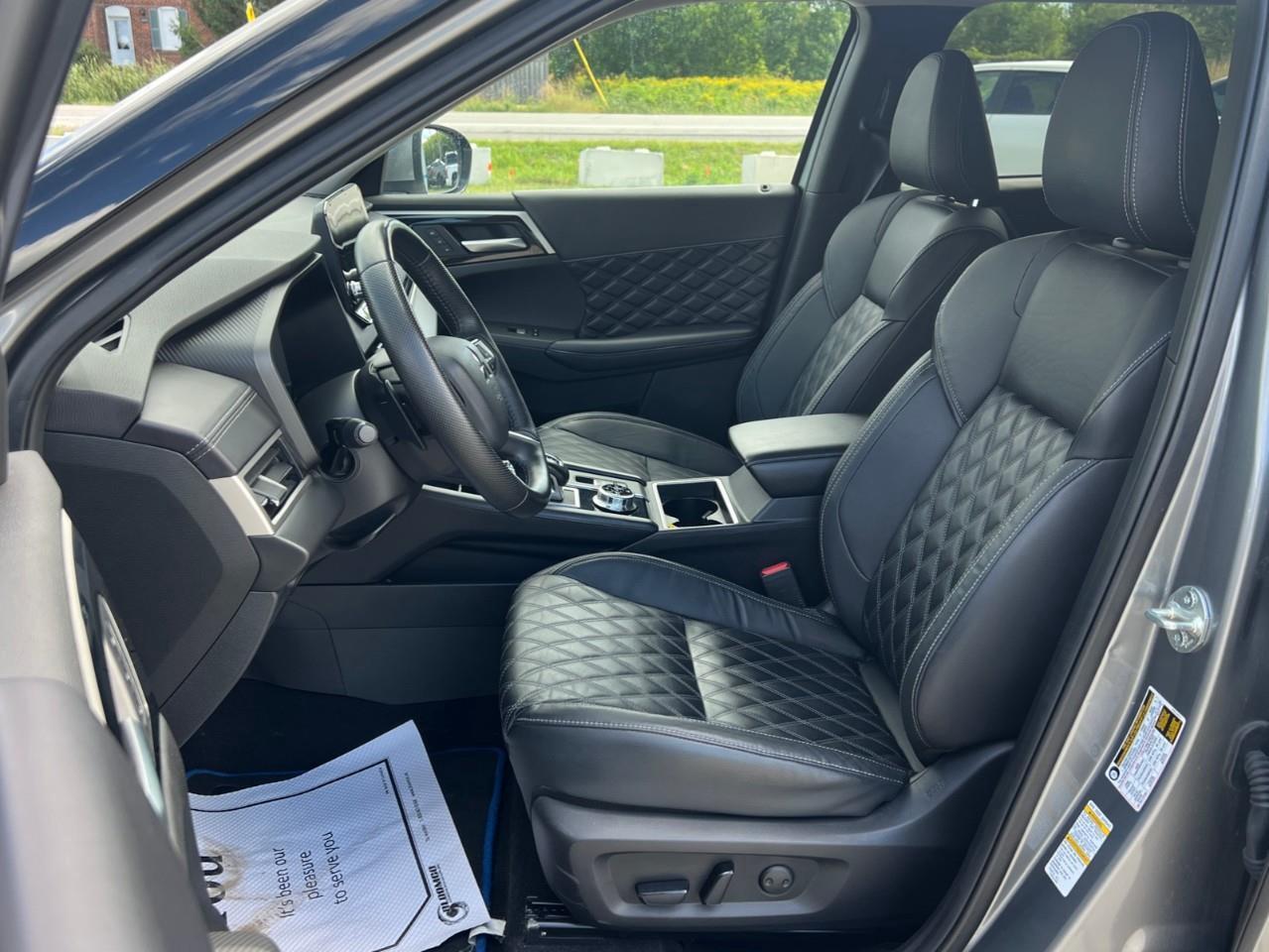 2024 Mitsubishi Outlander Plug-In Hybrid  Photo