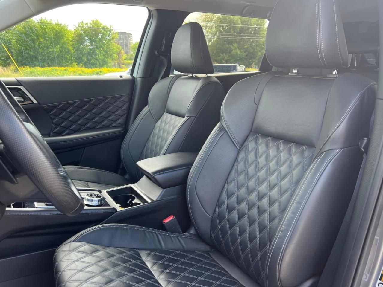 2024 Mitsubishi Outlander Plug-In Hybrid  Photo