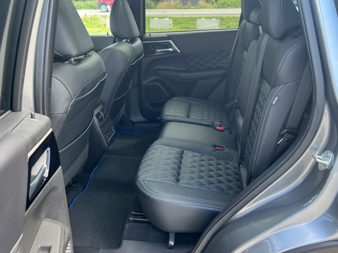 2024 Mitsubishi Outlander Plug-In Hybrid  Photo