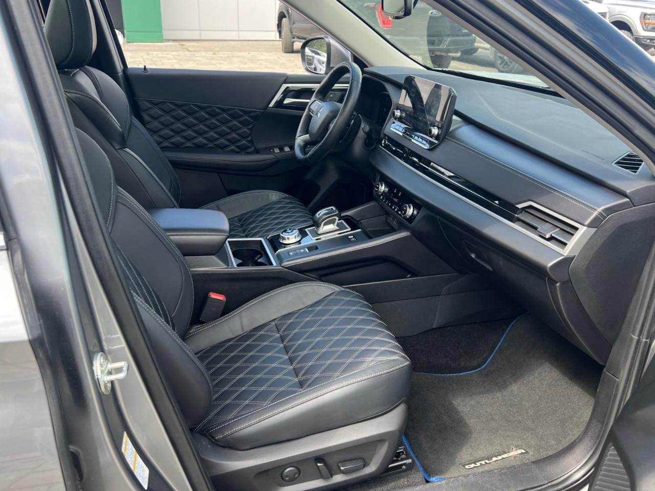 2024 Mitsubishi Outlander Plug-In Hybrid  Photo