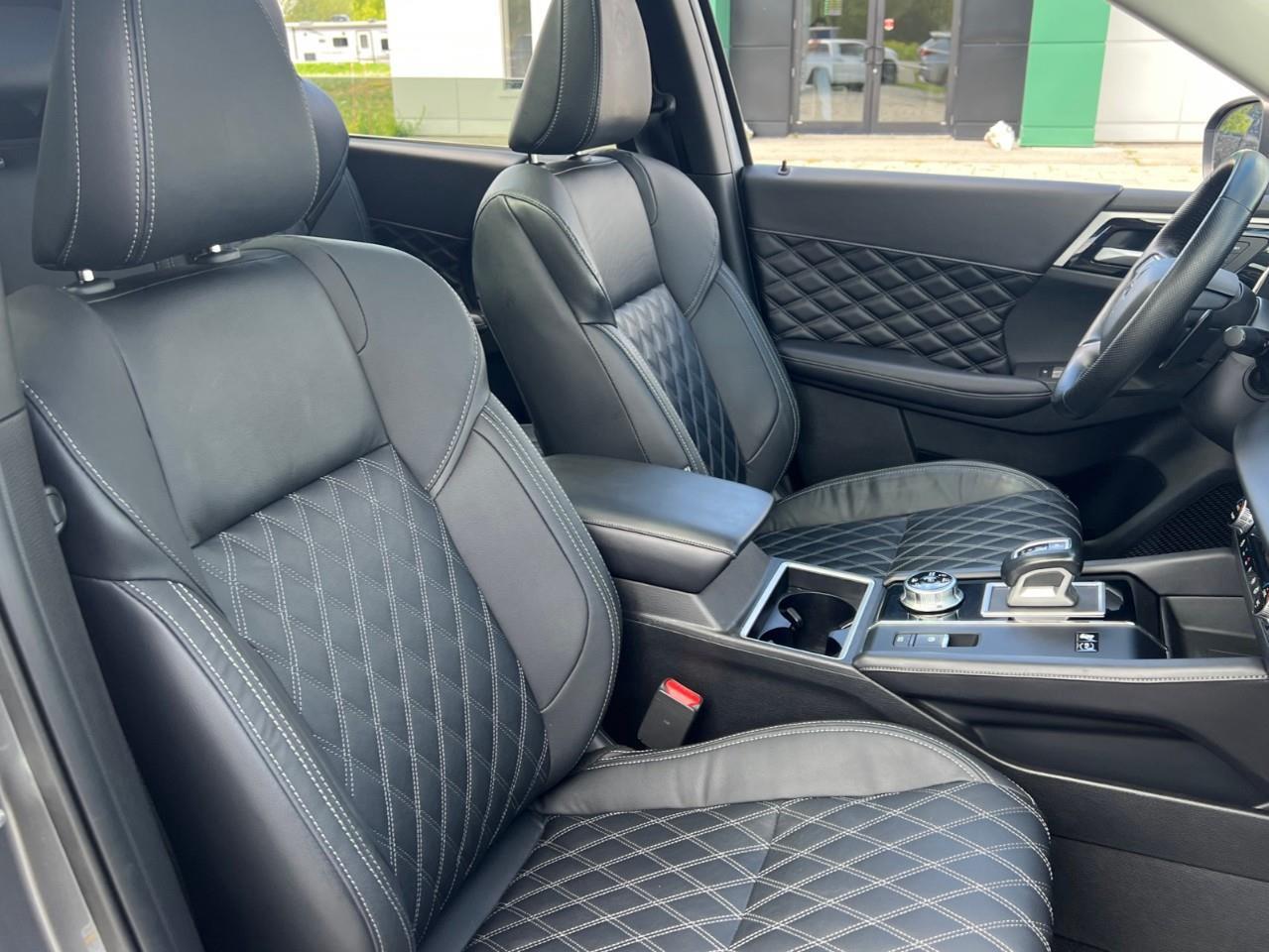 2024 Mitsubishi Outlander Plug-In Hybrid  Photo