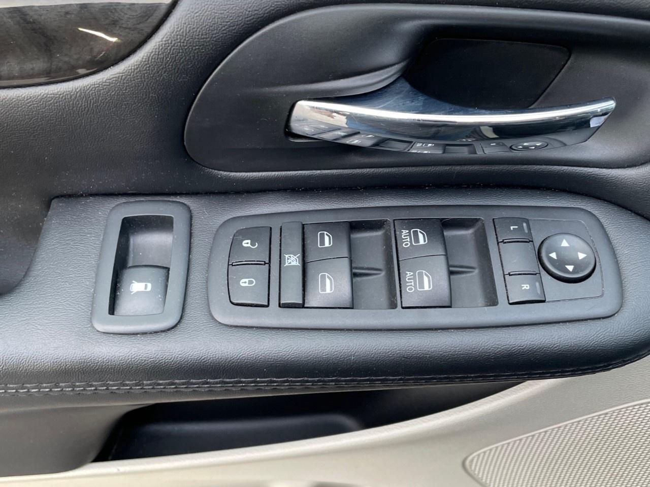 2019 Dodge Grand Caravan LEATHER SEATS - VERY CLEAN VAN! Photo