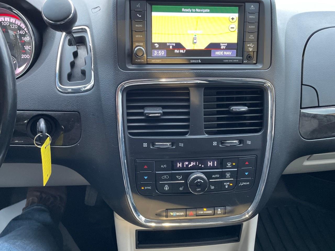 2019 Dodge Grand Caravan LEATHER SEATS - VERY CLEAN VAN! Photo